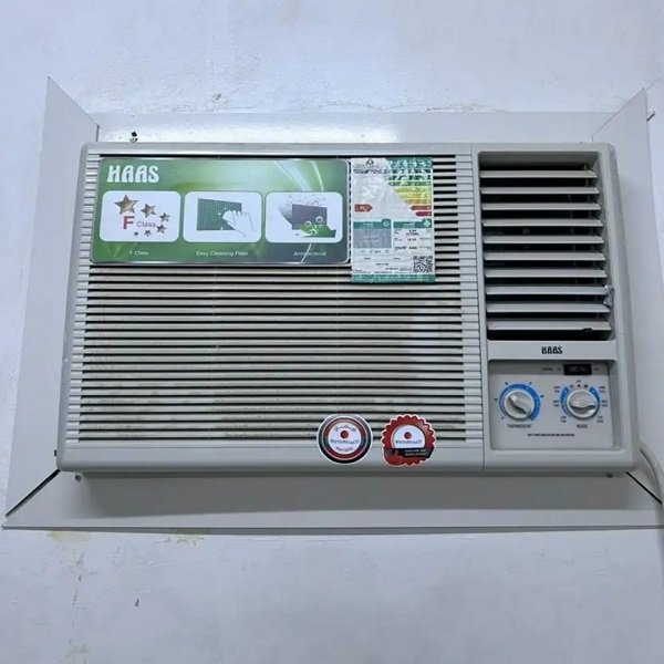 الصوره بها مكيف مستعمل مقاس 18000 وحدة وعليه استكر الطاقة من ماركة HAAS